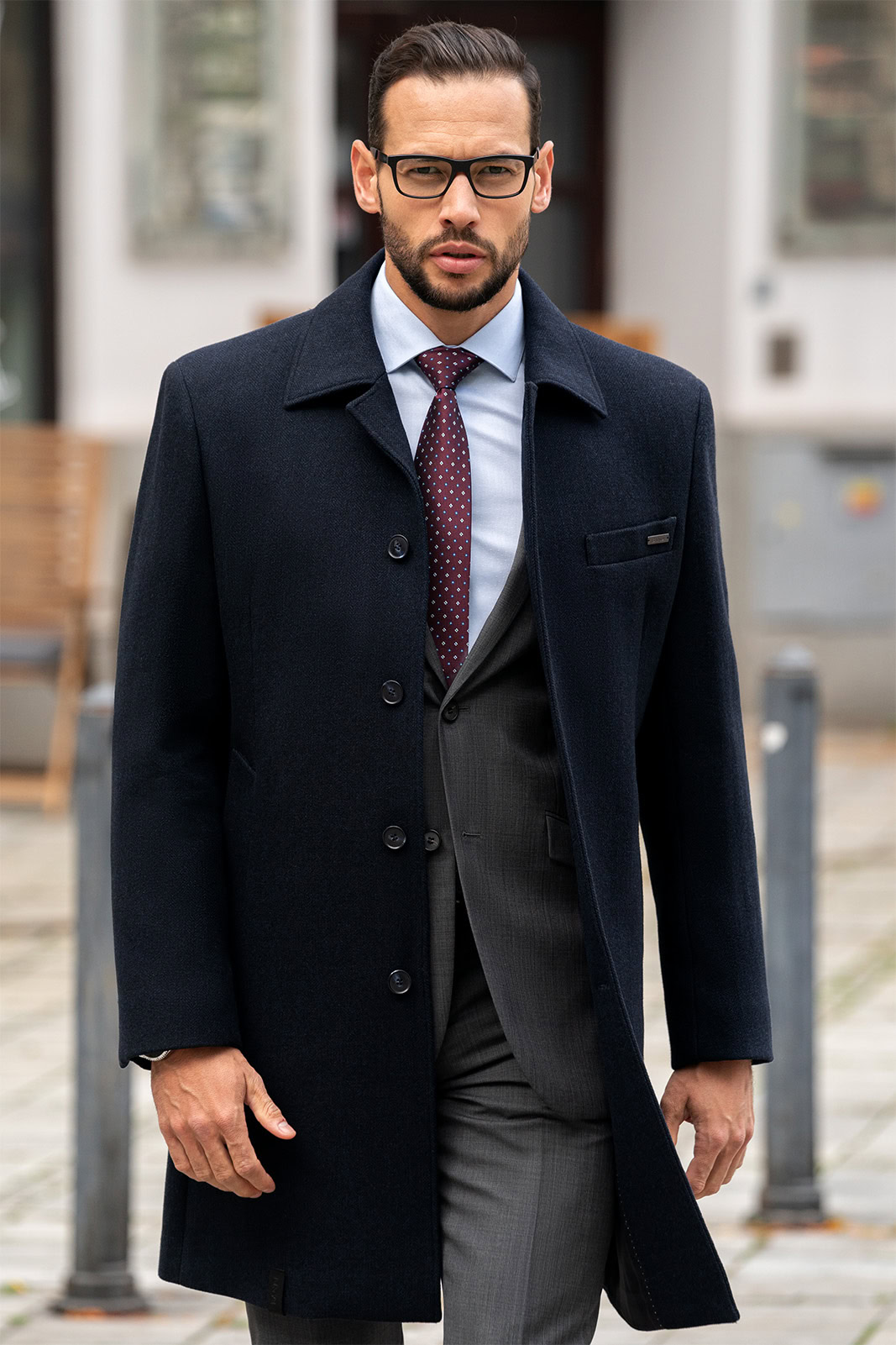 Tmavě modrý pánský kabát je ideální volbou svrchního oblečení do zaměstnání